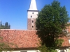 Burghüterwohnung mit Kirchturm im Hintergrund